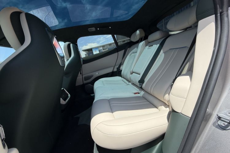 Used Xiaomi Auto YU7 2025 Ultra-Long Range High-Performance All-Wheel-Drive Max Edition Interior 3
