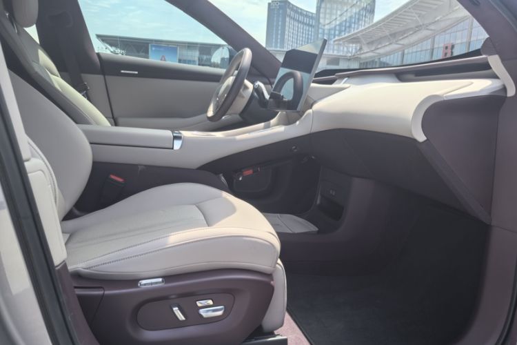 Used Xiaomi Auto YU7 2025 Ultra-Long Range High-Performance All-Wheel-Drive Max Edition Interior 4