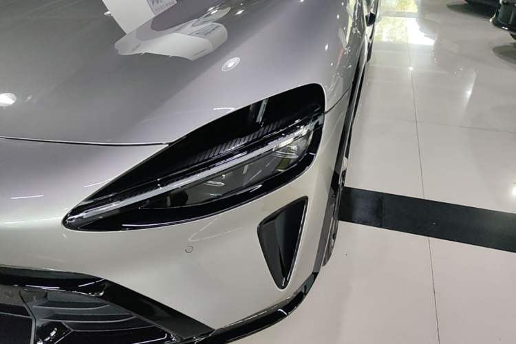 Used Xiaomi Auto YU7 2025 Ultra-Long Range High-Performance All-Wheel-Drive Max Edition Left Front Headlight