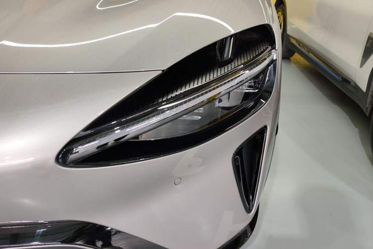 Used Xiaomi Auto YU7 2025 Ultra-Long Range High-Performance All-Wheel-Drive Max Edition Left Front Headlight