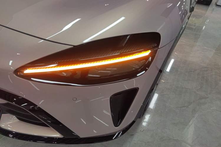 Used Xiaomi Auto YU7 2025 Ultra-Long Range High-Performance All-Wheel-Drive Max Edition Left Front Headlight