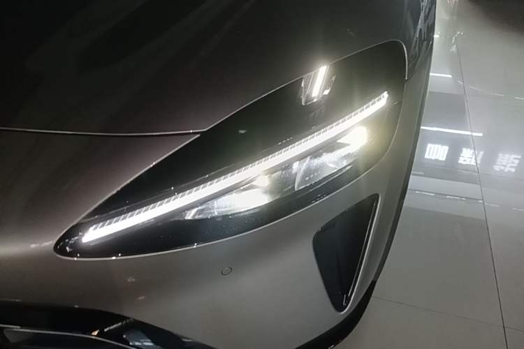 Used Xiaomi Auto YU7 2025 Ultra-Long Range Rear-Wheel Drive Version Left Front Headlight