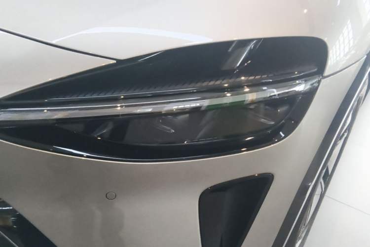 Used Xiaomi Auto YU7 2025 Ultra-Long Range Rear-Wheel Drive Version Left Front Headlight