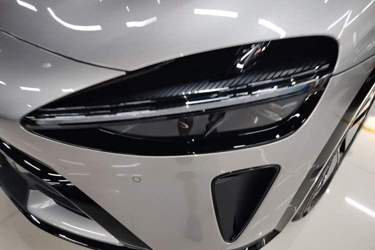 Used Xiaomi Auto YU7 2025 Ultra-Long Range Rear-Wheel Drive Version Left Front Headlight