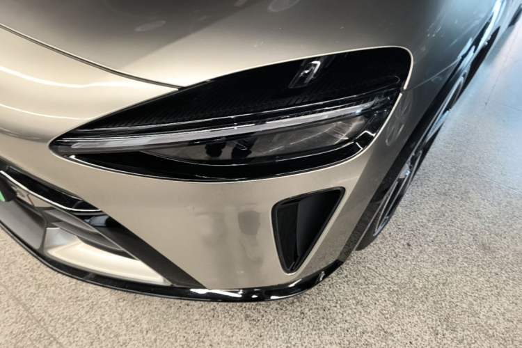 Used Xiaomi Auto YU7 2025 Ultra-Long Range All-Wheel Drive Pro Version Left Front Headlight