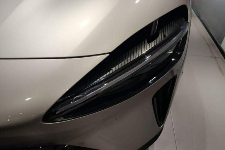 Used Xiaomi Auto YU7 2025 Ultra-Long Range All-Wheel Drive Pro Version Left Front Headlight