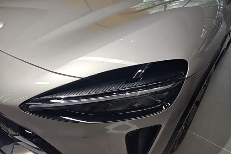 Used Xiaomi Auto YU7 2025 Ultra-Long Range Rear-Wheel Drive Version Left Front Headlight