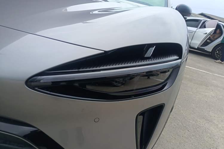 Used Xiaomi Auto YU7 2025 Ultra-Long Range Rear-Wheel Drive Version Left Front Headlight