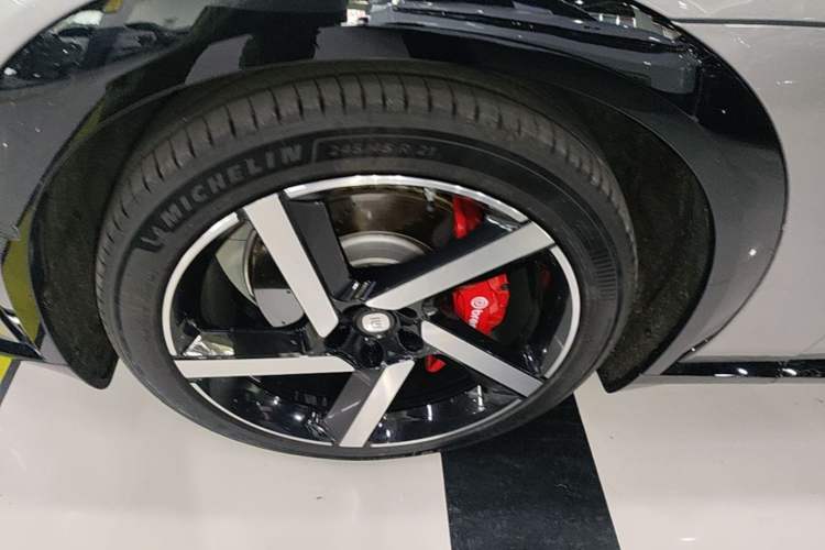 Used Xiaomi Auto YU7 2025 Ultra-Long Range High-Performance All-Wheel-Drive Max Edition Left Front Wheel Hub