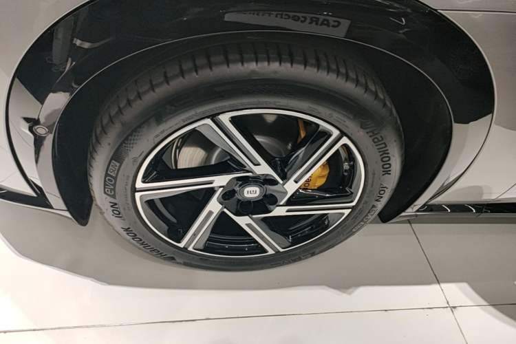 Used Xiaomi Auto YU7 2025 Ultra-Long Range Rear-Wheel Drive Version Left Front Wheel Hub