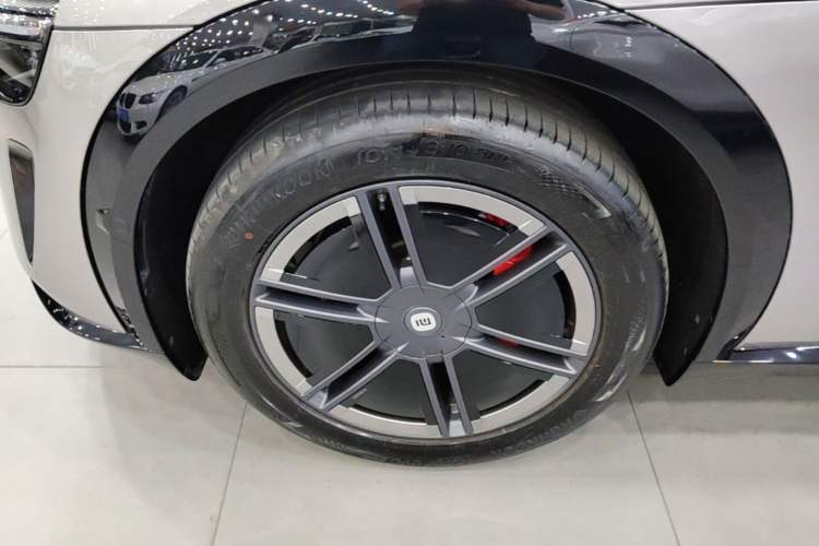 Used Xiaomi Auto YU7 2025 Ultra-Long Range High-Performance All-Wheel-Drive Max Edition Left Front Wheel Hub