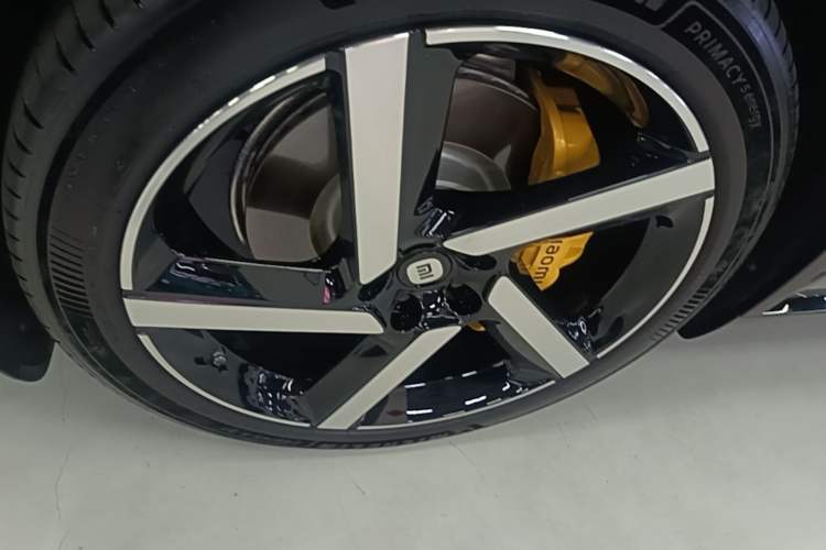 Used Xiaomi Auto YU7 2025 Ultra-Long Range All-Wheel Drive Pro Version Left Front Wheel Hub