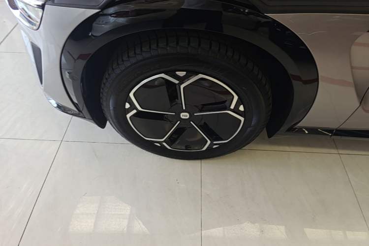 Used Xiaomi Auto YU7 2025 Ultra-Long Range Rear-Wheel Drive Version Left Front Wheel Hub
