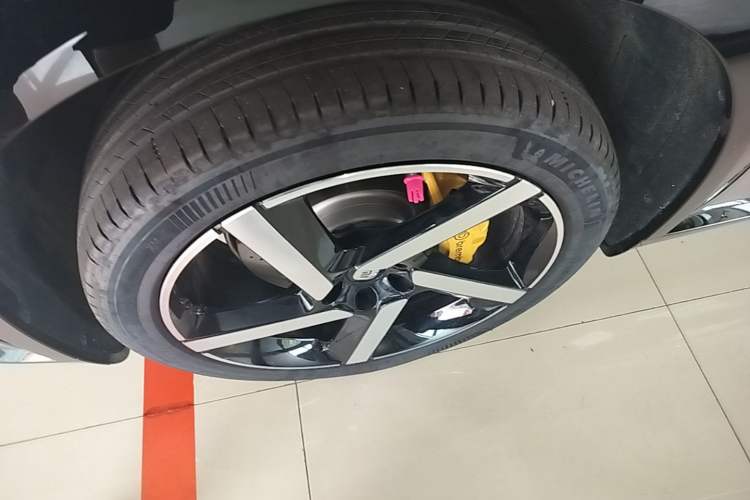Used Xiaomi Auto YU7 2025 Ultra-Long Range High-Performance All-Wheel-Drive Max Edition Left Front Wheel Hub