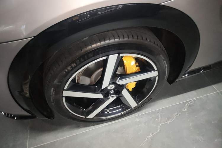 Used Xiaomi Auto YU7 2025 Ultra-Long Range Rear-Wheel Drive Version Left Front Wheel Hub