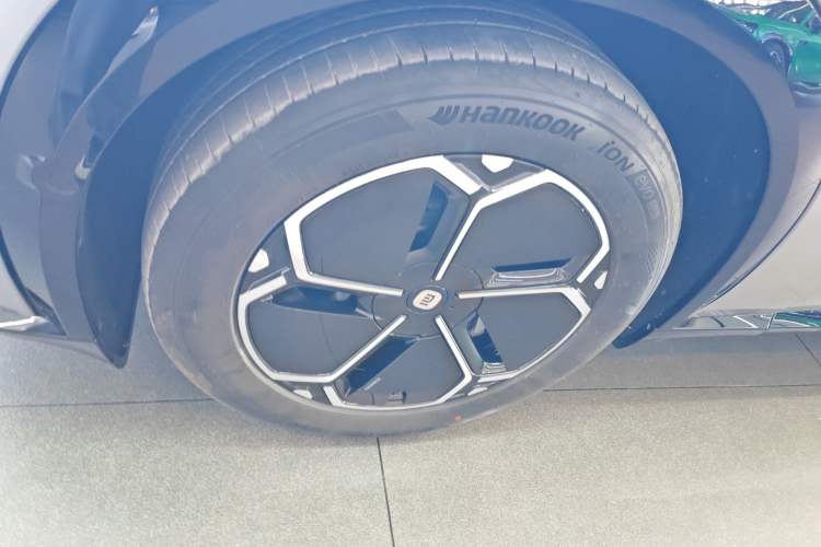 Used Xiaomi Auto YU7 2025 Ultra-Long Range All-Wheel Drive Pro Version Left Front Wheel Hub