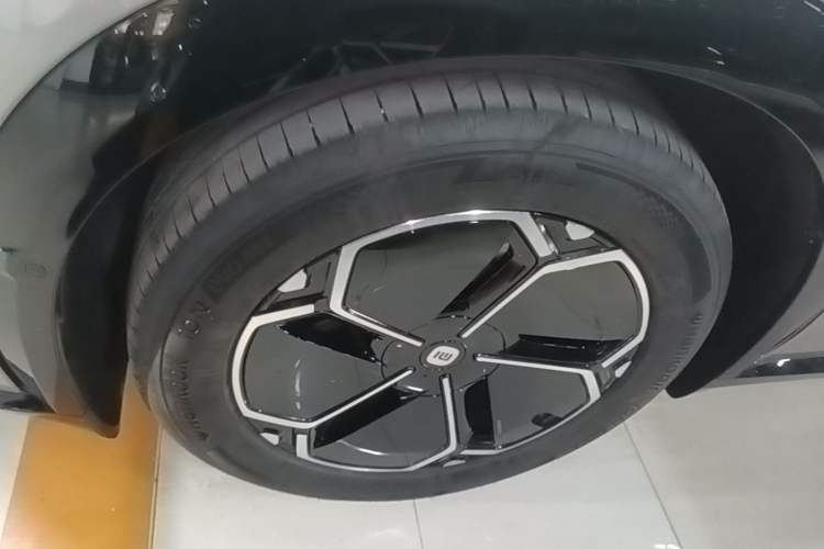Used Xiaomi Auto YU7 2025 Ultra-Long Range All-Wheel Drive Pro Version Left Front Wheel Hub