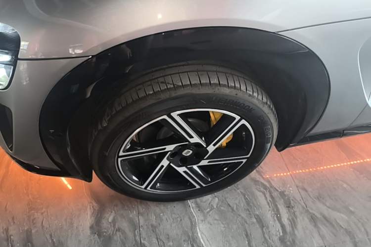 Used Xiaomi Auto YU7 2025 Ultra-Long Range Rear-Wheel Drive Version Left Front Wheel Hub
