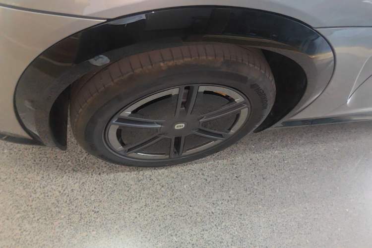 Used Xiaomi Auto YU7 2025 Ultra-Long Range Rear-Wheel Drive Version Left Front Wheel Hub