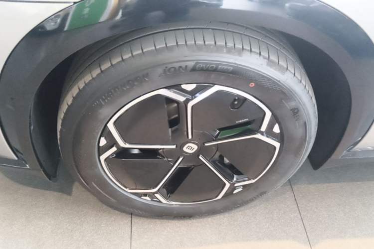 Used Xiaomi Auto YU7 2025 Ultra-Long Range Rear-Wheel Drive Version Left Front Wheel Hub