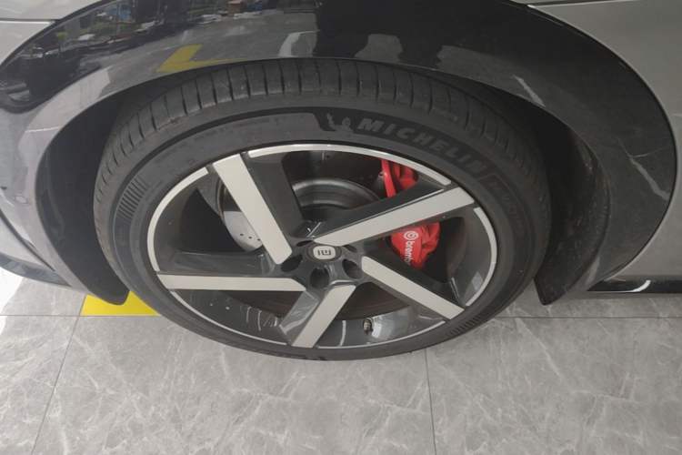 Used Xiaomi Auto YU7 2025 Ultra-Long Range High-Performance All-Wheel-Drive Max Edition Left Front Wheel Hub