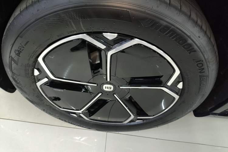 Used Xiaomi Auto YU7 2025 Ultra-Long Range Rear-Wheel Drive Version Left Front Wheel Hub