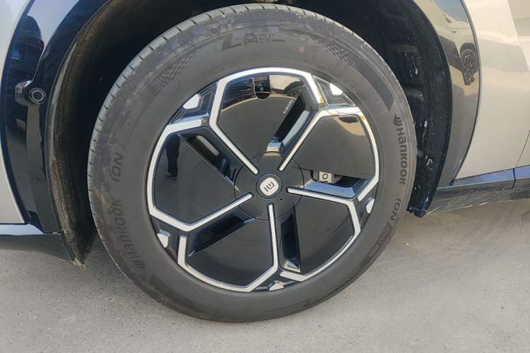 Used Xiaomi Auto YU7 2025 Ultra-Long Range Rear-Wheel Drive Version Left Front Wheel Hub