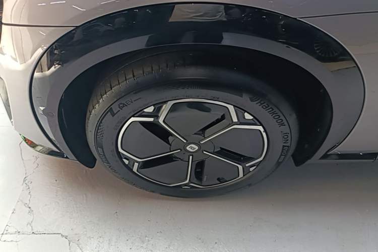 Used Xiaomi Auto YU7 2025 Ultra-Long Range Rear-Wheel Drive Version Left Front Wheel Hub