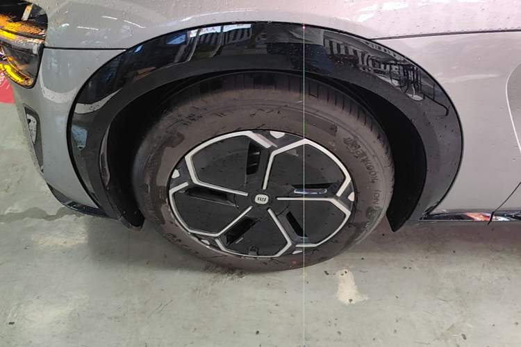 Used Xiaomi Auto YU7 2025 Ultra-Long Range All-Wheel Drive Pro Version Left Front Wheel Hub
