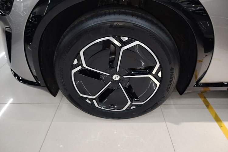 Used Xiaomi Auto YU7 2025 Ultra-Long Range Rear-Wheel Drive Version Left Front Wheel Hub