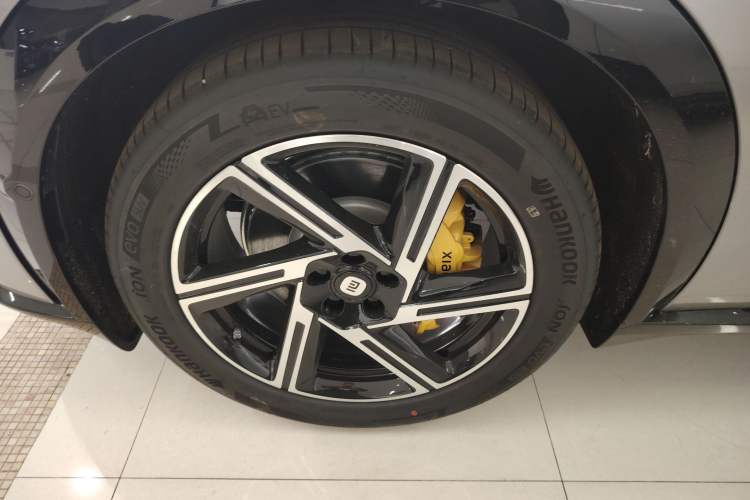 Used Xiaomi Auto YU7 2025 Ultra-Long Range All-Wheel Drive Pro Version Left Front Wheel Hub