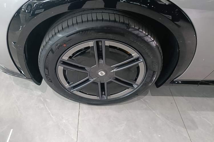 Used Xiaomi Auto YU7 2025 Ultra-Long Range All-Wheel Drive Pro Version Left Front Wheel Hub