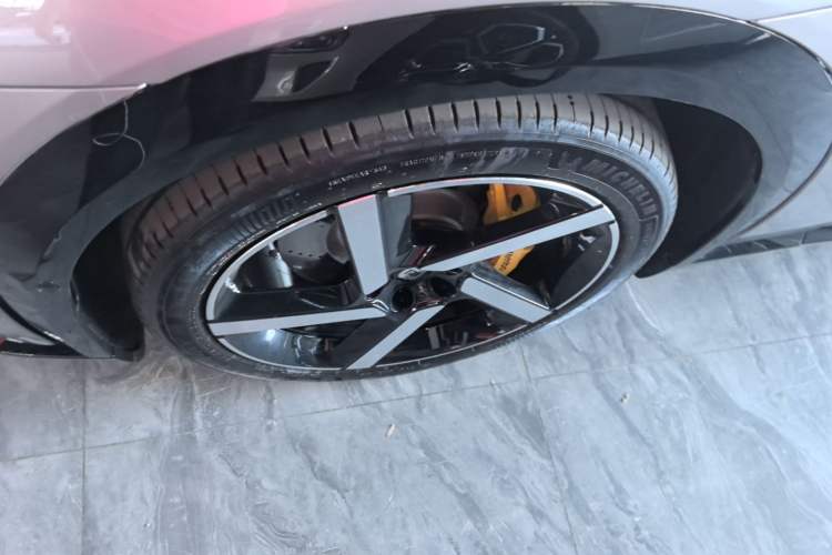 Used Xiaomi Auto YU7 2025 Ultra-Long Range High-Performance All-Wheel-Drive Max Edition Left Front Wheel Hub