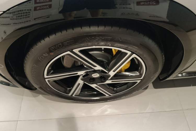 Used Xiaomi Auto YU7 2025 Ultra-Long Range All-Wheel Drive Pro Version Left Front Wheel Hub