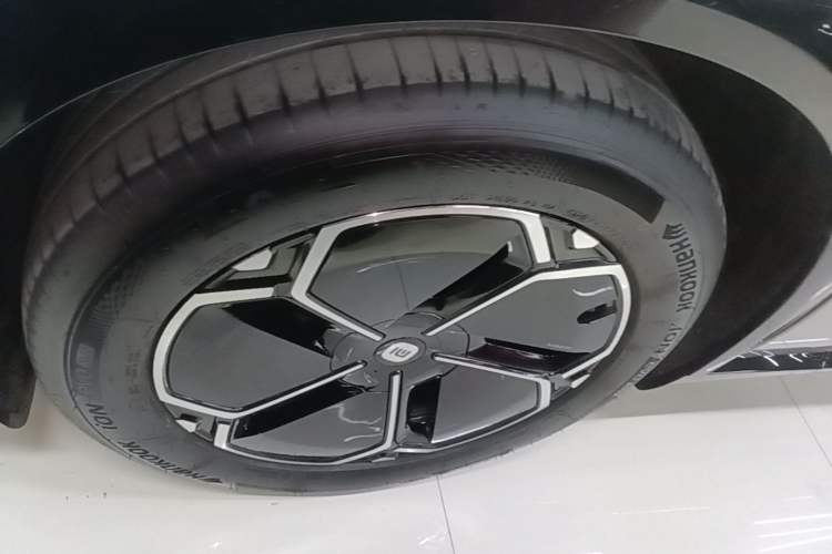 Used Xiaomi Auto YU7 2025 Ultra-Long Range All-Wheel Drive Pro Version Left Front Wheel Hub