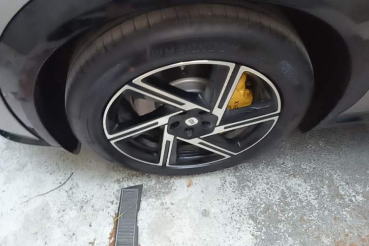 Used Xiaomi Auto YU7 2025 Ultra-Long Range All-Wheel Drive Pro Version Left Front Wheel Hub