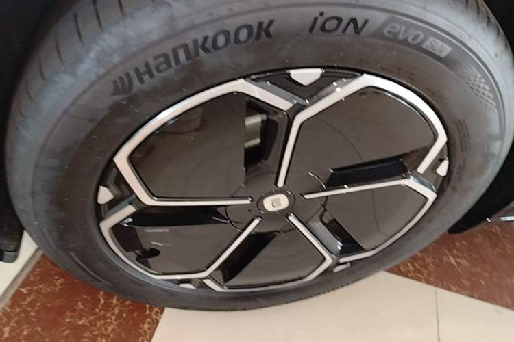 Used Xiaomi Auto YU7 2025 Ultra-Long Range Rear-Wheel Drive Version Left Front Wheel Hub