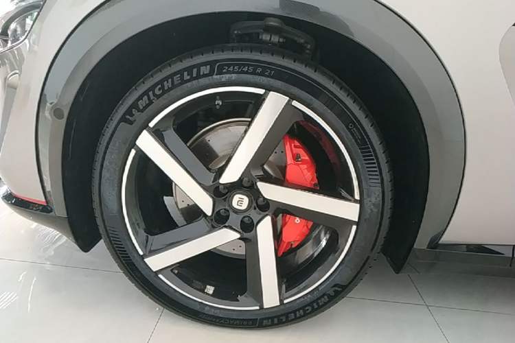 Used Xiaomi Auto YU7 2025 Ultra-Long Range High-Performance All-Wheel-Drive Max Edition Left Front Wheel Hub