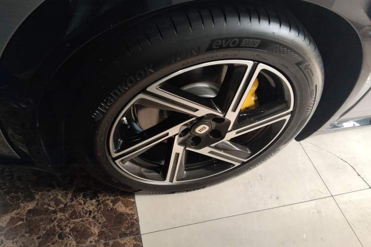 Used Xiaomi Auto YU7 2025 Ultra-Long Range All-Wheel Drive Pro Version Left Front Wheel Hub