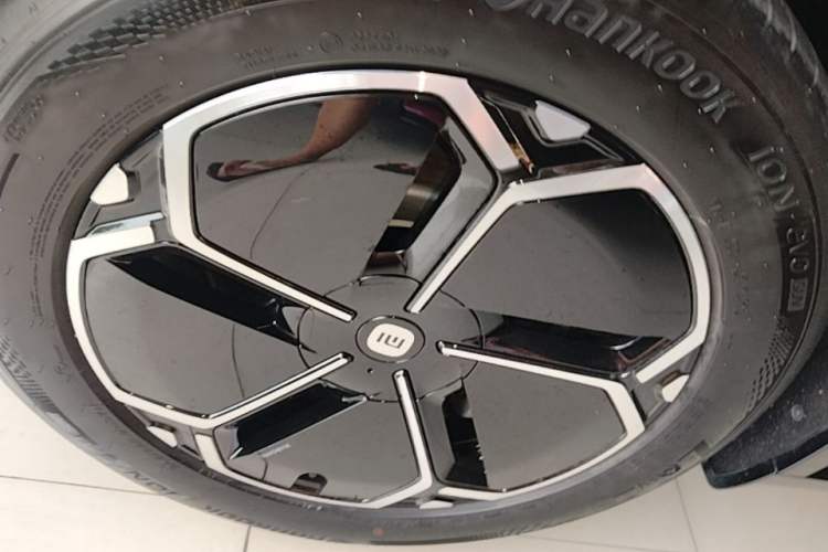 Used Xiaomi Auto YU7 2025 Ultra-Long Range All-Wheel Drive Pro Version Left Front Wheel Hub