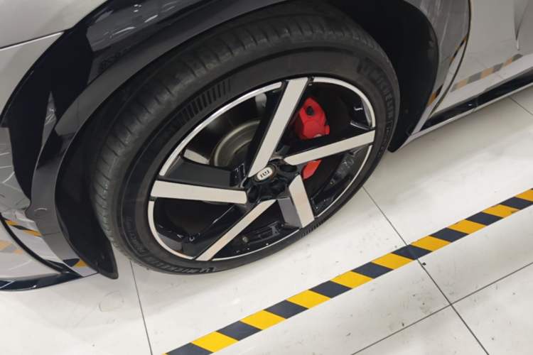 Used Xiaomi Auto YU7 2025 Ultra-Long Range High-Performance All-Wheel-Drive Max Edition Left Front Wheel Hub
