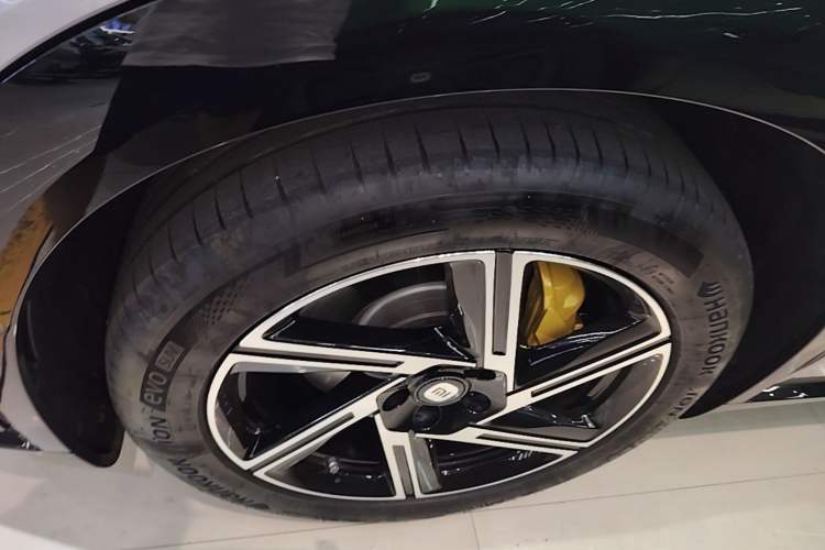 Used Xiaomi Auto YU7 2025 Ultra-Long Range Rear-Wheel Drive Version Left Front Wheel Hub