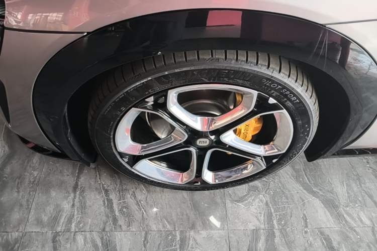 Used Xiaomi Auto YU7 2025 Ultra-Long Range All-Wheel Drive Pro Version Left Front Wheel Hub