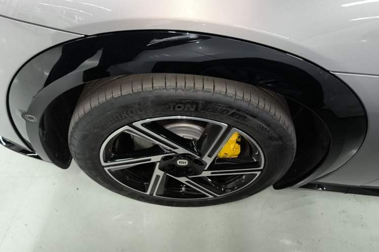 Used Xiaomi Auto YU7 2025 Ultra-Long Range All-Wheel Drive Pro Version Left Front Wheel Hub