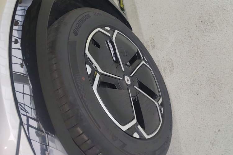 Used Xiaomi Auto YU7 2025 Ultra-Long Range All-Wheel Drive Pro Version Left Front Wheel Hub