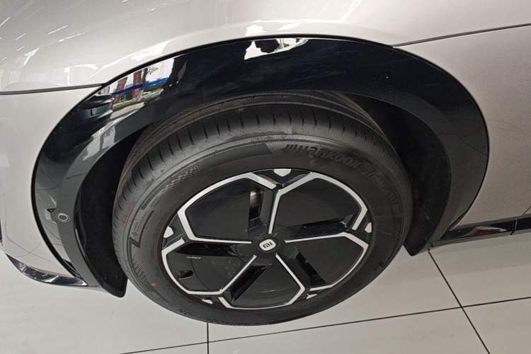 Used Xiaomi Auto YU7 2025 Ultra-Long Range Rear-Wheel Drive Version Left Front Wheel Hub