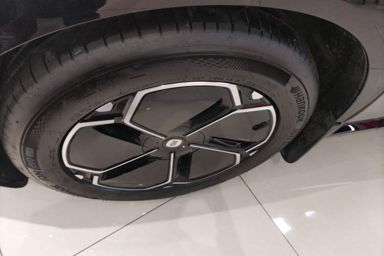 Used Xiaomi Auto YU7 2025 Ultra-Long Range All-Wheel Drive Pro Version Left Front Wheel Hub
