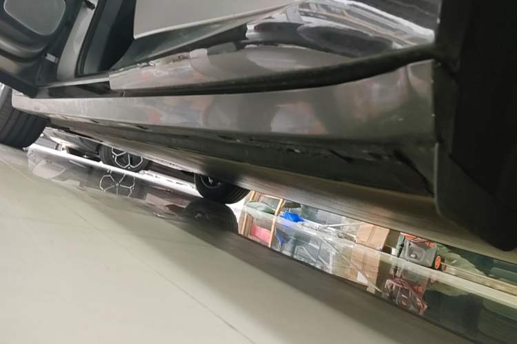 Used Xiaomi Auto YU7 2025 Ultra-Long Range Rear-Wheel Drive Version Left Side Sill