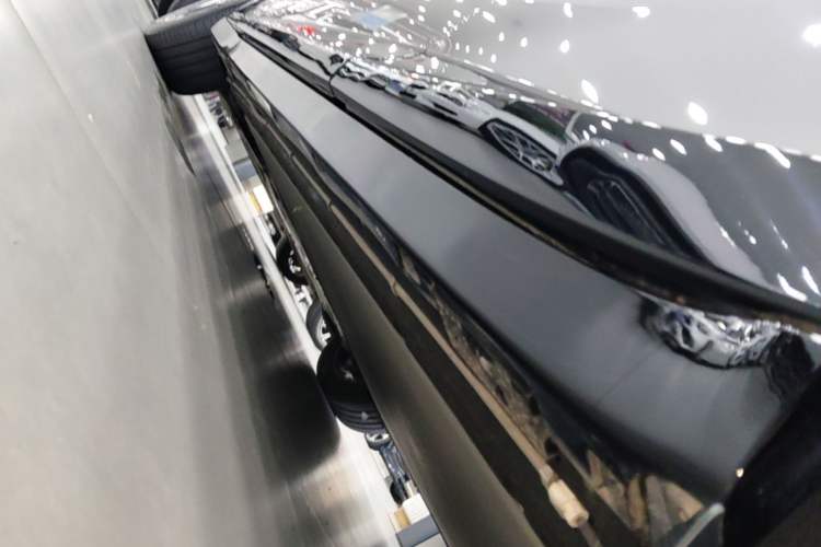 Used Xiaomi Auto YU7 2025 Ultra-Long Range High-Performance All-Wheel-Drive Max Edition Left Side Sill
