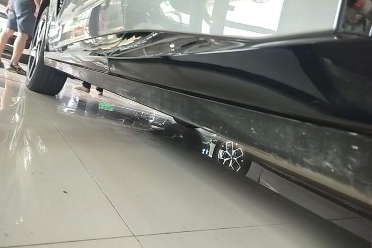 Used Xiaomi Auto YU7 2025 Ultra-Long Range High-Performance All-Wheel-Drive Max Edition Left Side Sill